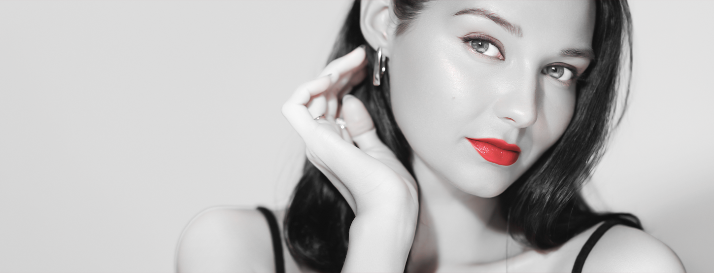 "Stylized portrait of a woman in black and white with bold red lipstick as the only color, showcasing glamorous makeup."
"صورة فنية لامرأة بالأبيض والأسود مع إبراز أحمر الشفاه الأحمر فقط، تُبرز مكياجاً أنيقاً."
